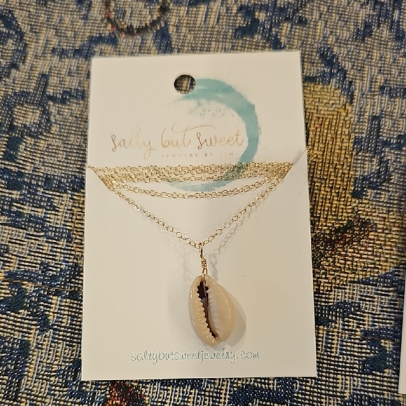 Gold Cowrie Shell Necklace - Picture 1 of 2